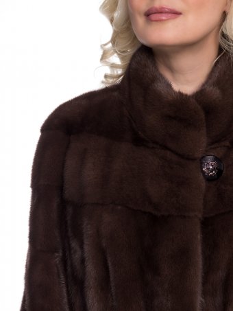 Пальто из меха норки с воротником-стойка и внутренней кулиской по линии талии